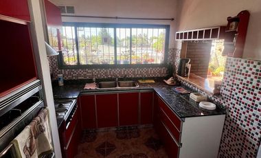 Excelente inmueble de 5 dormitorios    4 baños    6 cocheras    quincho c/dependencias