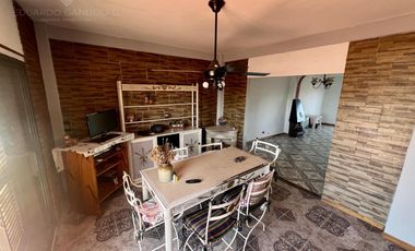 Excelente inmueble de 5 dormitorios    4 baños    6 cocheras    quincho c/dependencias