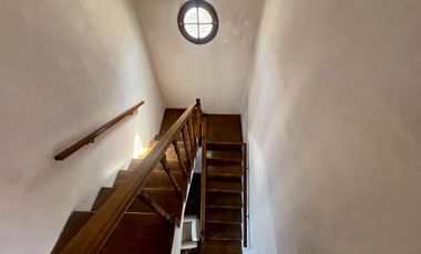 Excelente inmueble de 5 dormitorios    4 baños    6 cocheras    quincho c/dependencias