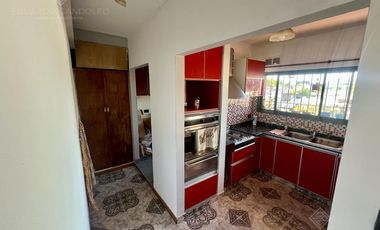 Excelente inmueble de 5 dormitorios    4 baños    6 cocheras    quincho c/dependencias