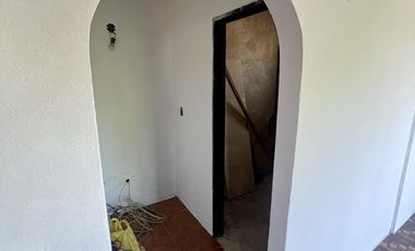 Excelente inmueble de 5 dormitorios    4 baños    6 cocheras    quincho c/dependencias
