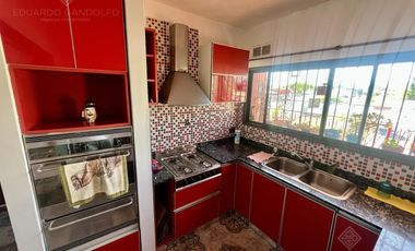 Excelente inmueble de 5 dormitorios    4 baños    6 cocheras    quincho c/dependencias