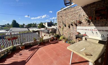 Excelente inmueble de 5 dormitorios    4 baños    6 cocheras    quincho c/dependencias