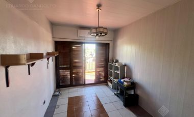 Excelente inmueble de 5 dormitorios    4 baños    6 cocheras    quincho c/dependencias