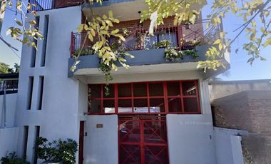 Excelente inmueble de 5 dormitorios    4 baños    6 cocheras    quincho c/dependencias
