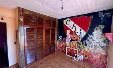 Excelente inmueble de 5 dormitorios    4 baños    6 cocheras    quincho c/dependencias