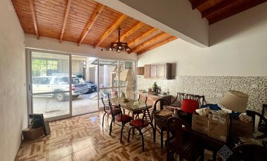 Excelente inmueble de 5 dormitorios    4 baños    6 cocheras    quincho c/dependencias