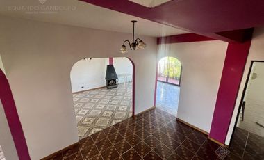 Excelente inmueble de 5 dormitorios    4 baños    6 cocheras    quincho c/dependencias