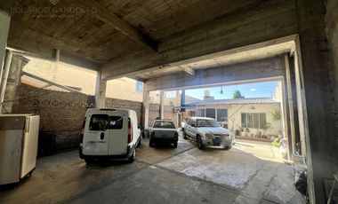 Excelente inmueble de 5 dormitorios    4 baños    6 cocheras    quincho c/dependencias