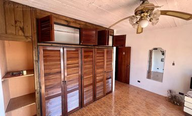 Excelente inmueble de 5 dormitorios    4 baños    6 cocheras    quincho c/dependencias
