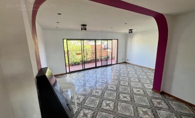 Excelente inmueble de 5 dormitorios    4 baños    6 cocheras    quincho c/dependencias