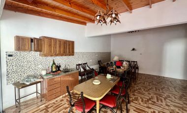 Excelente inmueble de 5 dormitorios    4 baños    6 cocheras    quincho c/dependencias