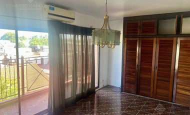 Excelente inmueble de 5 dormitorios    4 baños    6 cocheras    quincho c/dependencias