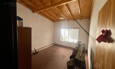 Excelente inmueble de 5 dormitorios    4 baños    6 cocheras    quincho c/dependencias