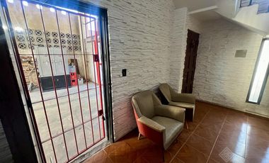 Excelente inmueble de 5 dormitorios    4 baños    6 cocheras    quincho c/dependencias