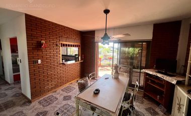 Excelente inmueble de 5 dormitorios    4 baños    6 cocheras    quincho c/dependencias