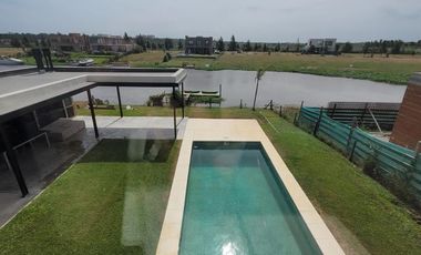Alquiler Temporal Casa 5 Amb con Muelle Al Rio en El Naudir Escobar