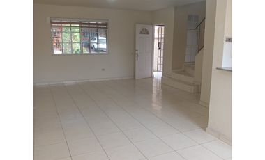 COD01 Casa Dúplex en Venta - Los Cortijos, Arraiján