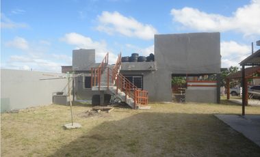 CASA + 2 DEPTOS