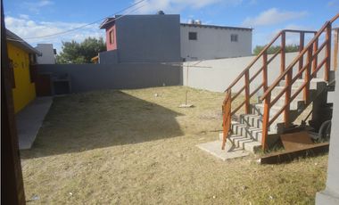 CASA + 2 DEPTOS