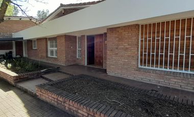 Casa en venta tres dormitorios Amplio terreno. Cerro de las Rosas