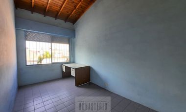 Amplia casa de 5 ambientes con fondo libre