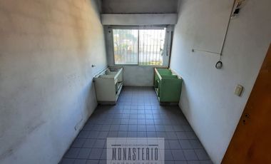 Amplia casa de 5 ambientes con fondo libre