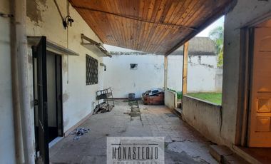 Amplia casa de 5 ambientes con fondo libre