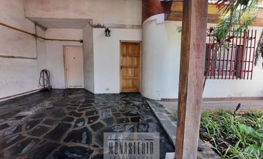 Amplia casa de 5 ambientes con fondo libre