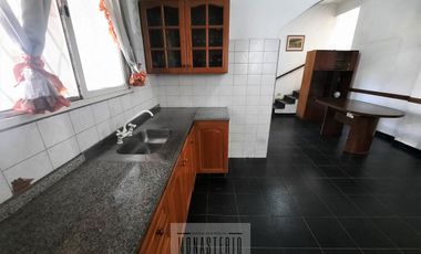 Amplia casa de 5 ambientes con fondo libre