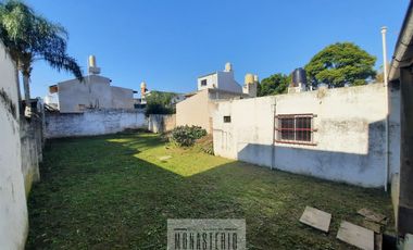 Amplia casa de 5 ambientes con fondo libre