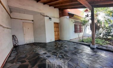 Amplia casa de 5 ambientes con fondo libre