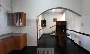 Amplia casa de 5 ambientes con fondo libre