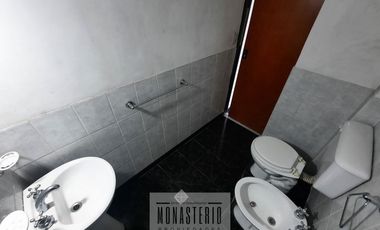 Amplia casa de 5 ambientes con fondo libre