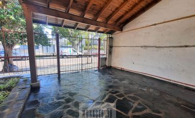 Amplia casa de 5 ambientes con fondo libre