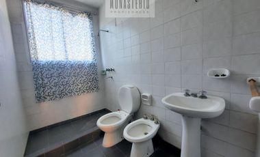 Amplia casa de 5 ambientes con fondo libre