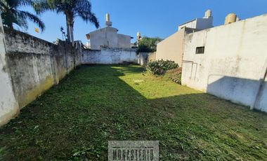 Amplia casa de 5 ambientes con fondo libre