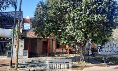 Amplia casa de 5 ambientes con fondo libre