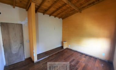 Amplia casa de 5 ambientes con fondo libre