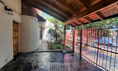 Amplia casa de 5 ambientes con fondo libre