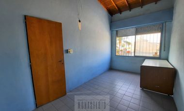 Amplia casa de 5 ambientes con fondo libre