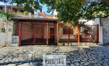 Amplia casa de 5 ambientes con fondo libre