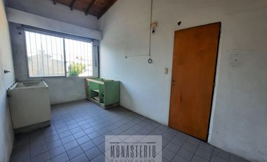 Amplia casa de 5 ambientes con fondo libre