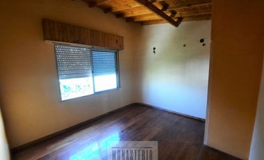 Amplia casa de 5 ambientes con fondo libre