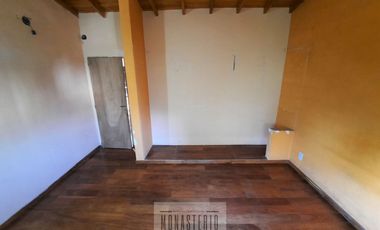 Amplia casa de 5 ambientes con fondo libre