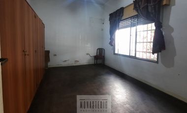 Amplia casa de 5 ambientes con fondo libre