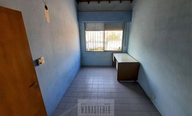 Amplia casa de 5 ambientes con fondo libre