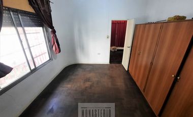 Amplia casa de 5 ambientes con fondo libre