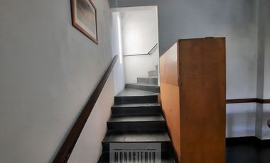 Amplia casa de 5 ambientes con fondo libre