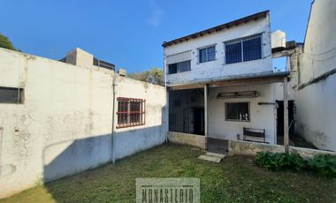 Amplia casa de 5 ambientes con fondo libre